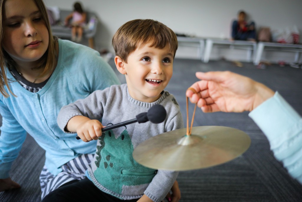 Photo_Kindermusik_MadelineThibodeauxStudio-2018_children-playing-cymbal-2_MixedAges_2520x1680-1024x683