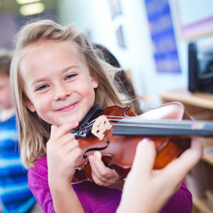 Photo_Kindermusik-BucktownMusic-2016-girl-holding-violin-3-1024x683